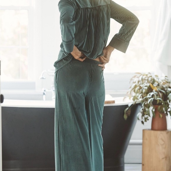 Anthropologie velvet pajamas - Picture 2 of 9